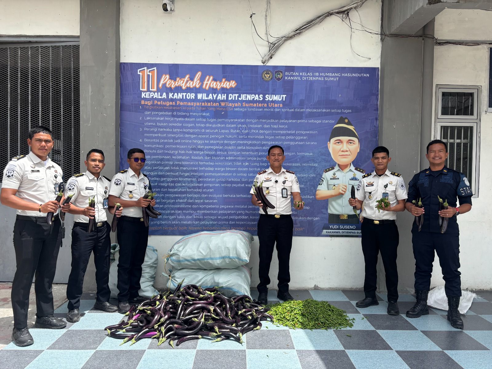 PANEN TERONG UNGU DI RUTAN HUMBANG HASUNDUTAN, WUJUD PEMBINAAN KEMANDIRIAN WARGA BINAAN